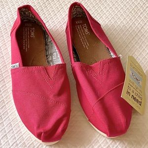 NWT Toms Classic Slip-On Shoe, Fuschia, Size 8.5